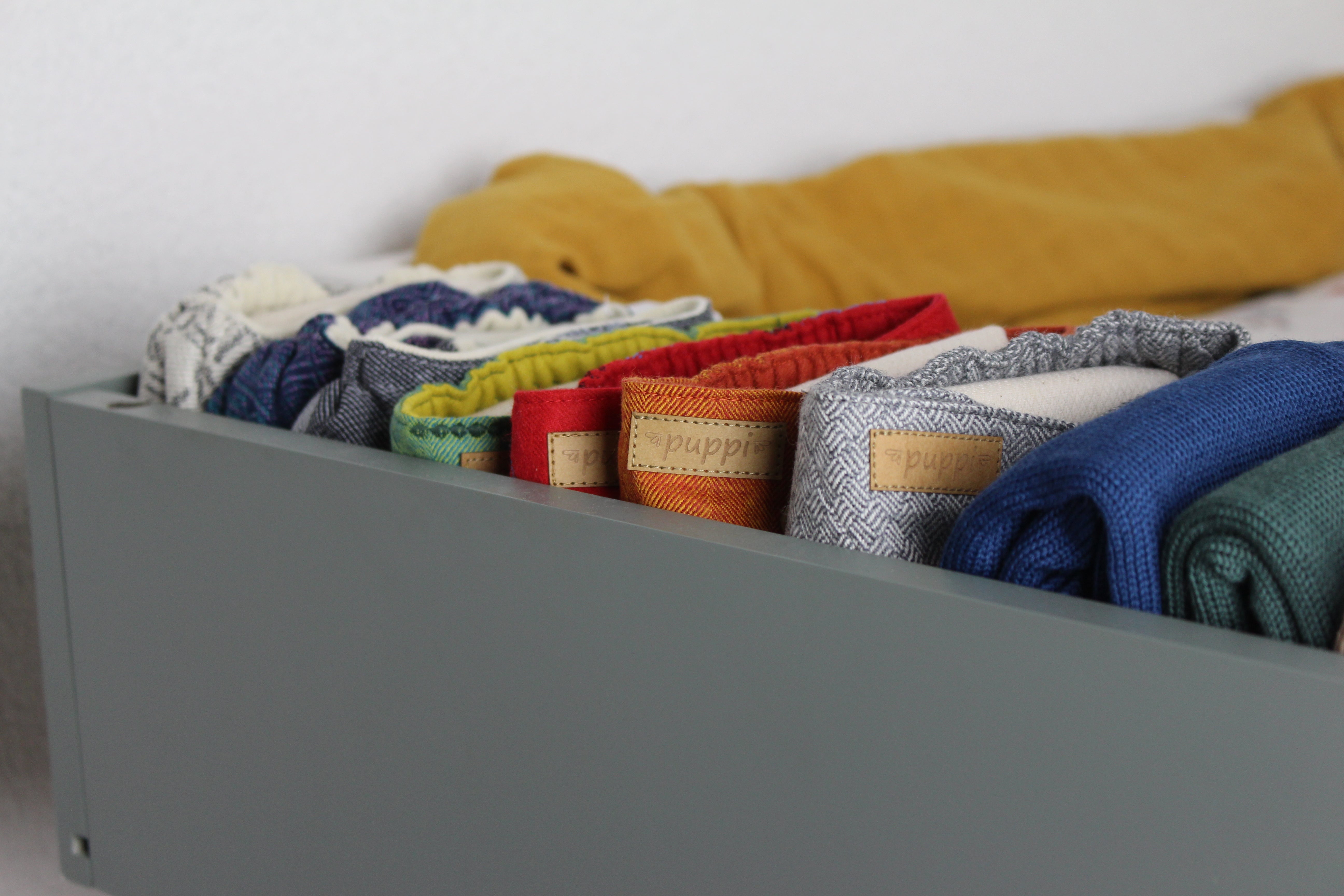 Windeln im Kasten an Wickelkommode - Stoffwindel-Angebote