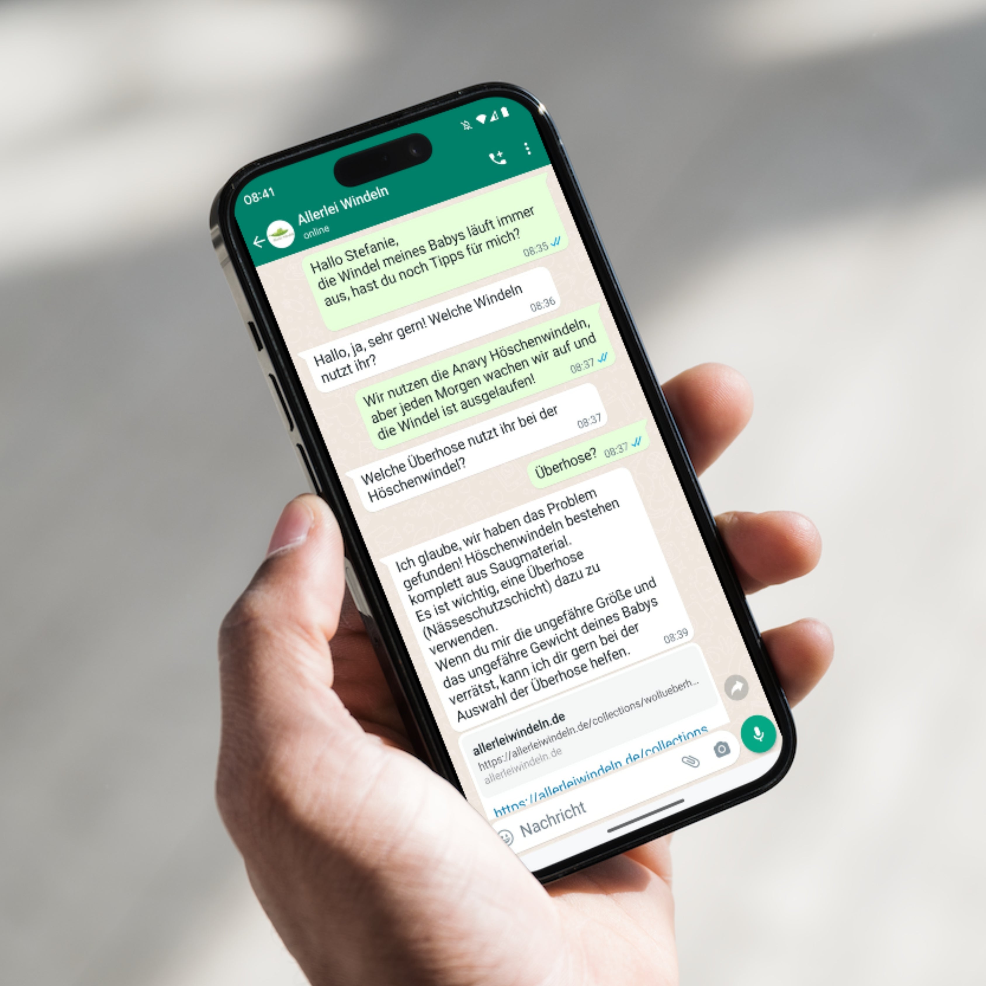 Auf dem Bildschirm eines Smartphones ist ein WhatsApp-Gespräch zwischen einem Kunden und Stefanie von Allerlei Windeln zu sehen, in dem der Kunde nach Windeln fragt. Der Chat enthält Textnachrichten und Symbole, die die Kommunikation widerspiegeln.