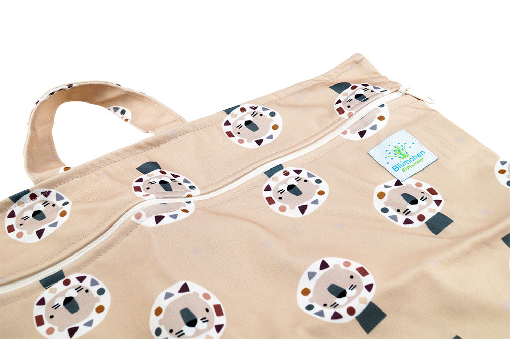 Blümchen Nasstasche Cozy Lion XL - wasserdichter Wetbag mit niedlichem Löwen-Motiv