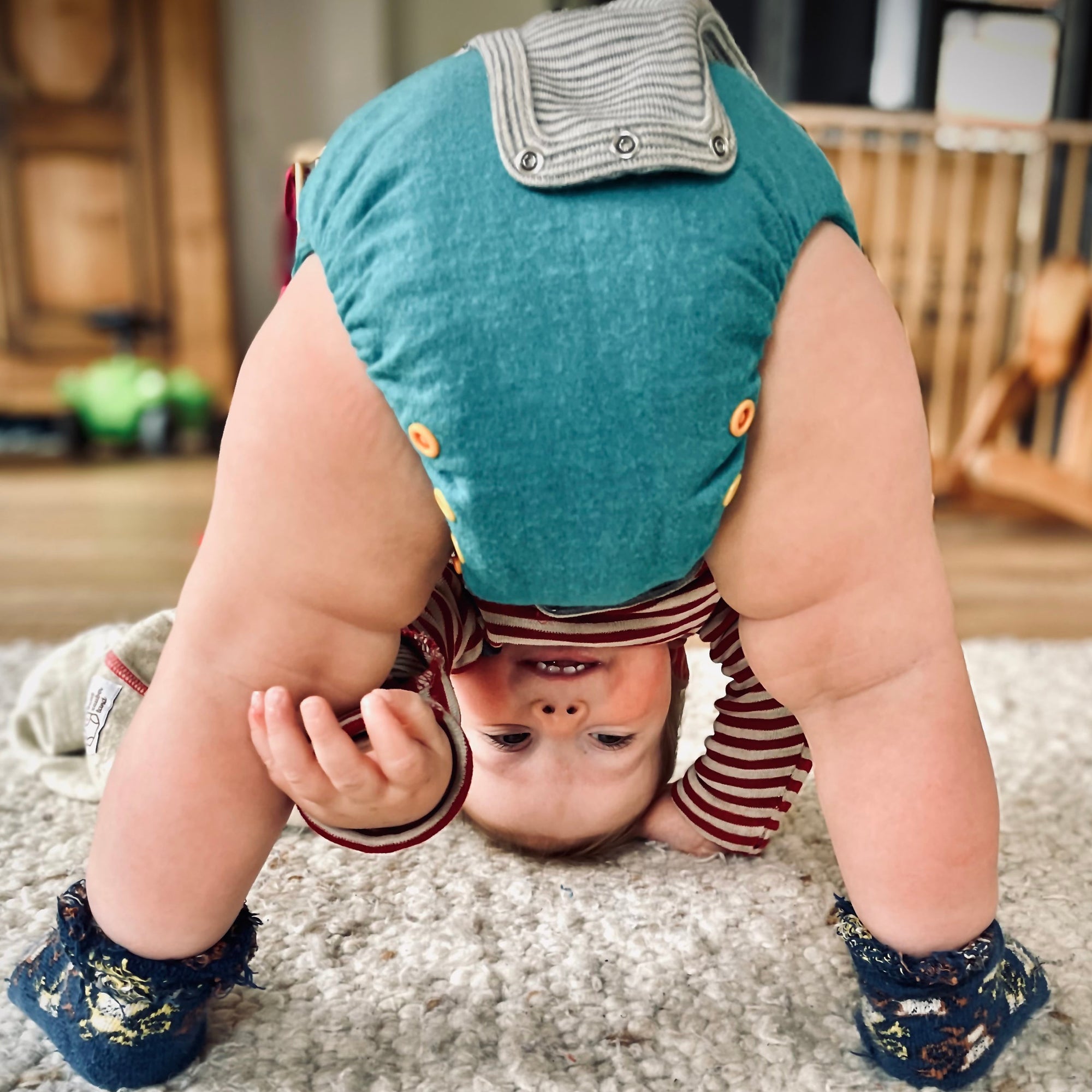 Ein Baby zeigt seine Stoffwindel