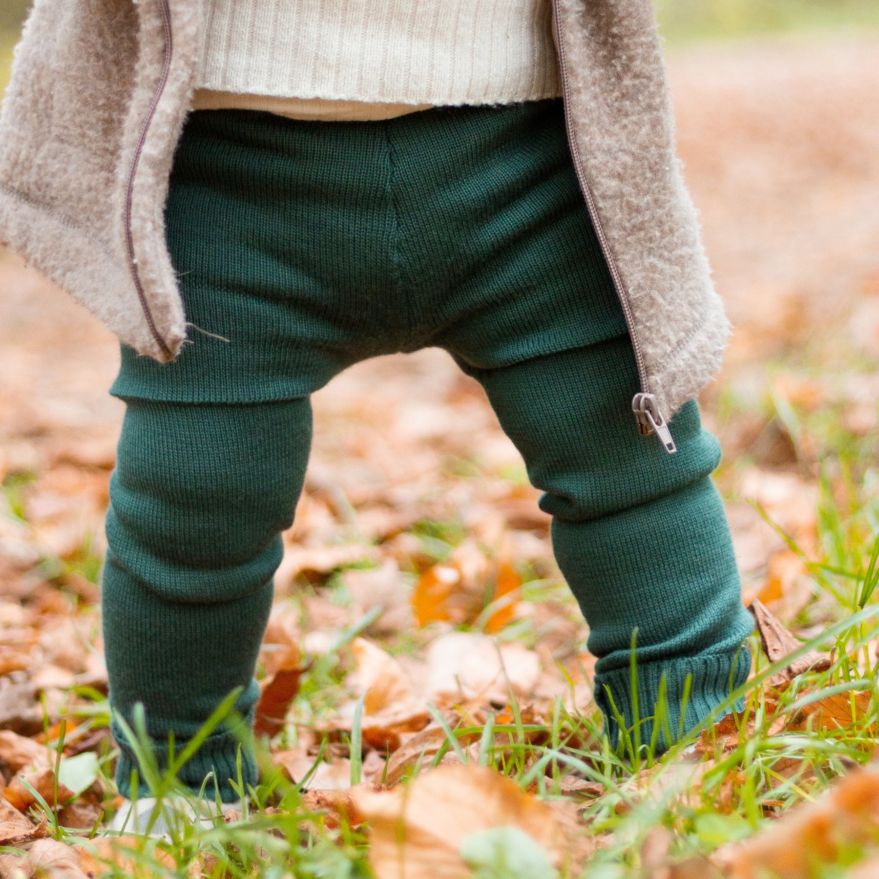 Glückswindel Longie Piniengrün an Kleinkind im Herbstlaub